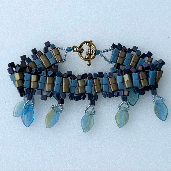 Toggle Glass Bead Bracelet Gold Tone Uranium Glass Leaves Dangle 7” - Picture 3 of 8